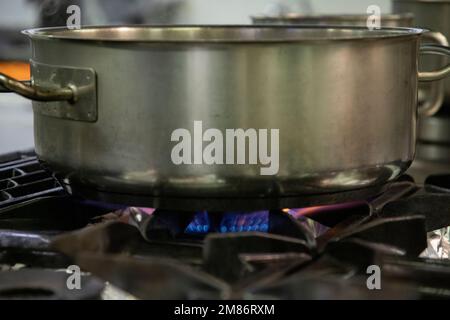 Stufe. Cucina. Stufa a gas con fiamme a gas propano. Concetto di risorse industriali ed economia. Foto Stock