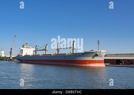 Anversa, Belgio - Agosto 2022: Grande nave portarinfuse Sand Topic ormeggiato nel porto della città per scaricare il suo carico Foto Stock