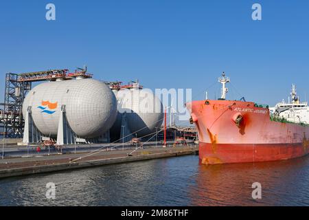 Anversa, Belgio - 2022 agosto: Nave da carico di grandi dimensioni Atlantic Journey attraccato nel porto della città vicino a serbatoi di gas liquefatto Foto Stock