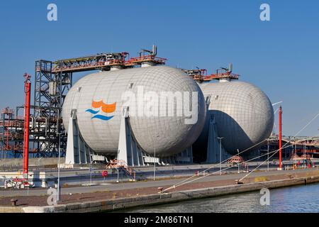 Anversa, Belgio - Agosto 2022: Grandi serbatoi di stoccaggio per gas liquefatto Foto Stock