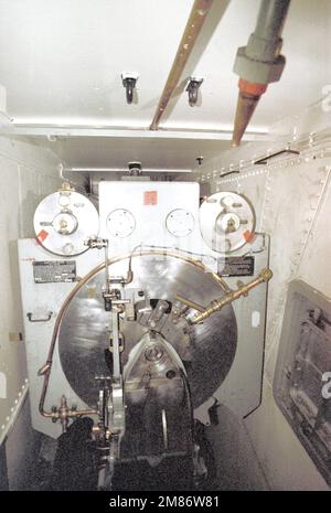 Una vista della breccia chiusa su uno dei cannoni Mark di calibro 7 16 pollici/50 a bordo della nave da guerra USS IOWA (BB-61). Paese: Sconosciuto Foto Stock