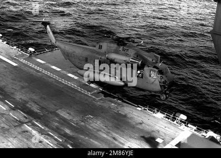 Un elicottero CH-53D Sea Stallion da Marine Heavy Helicopter Squadron 463 (HMH-463) arriva per un atterraggio sul ponte di volo della nave d'assalto anfibio US TARAWA (LHA-1) durante le qualifiche di atterraggio ponte. Paese: Oceano Pacifico (POC) Foto Stock