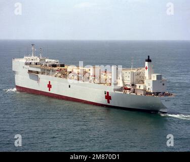 Una vista del quarto porto della nave ospedaliera USNS MERCY (T-AH-19) in corso di prove in mare. Paese: Sconosciuto Foto Stock