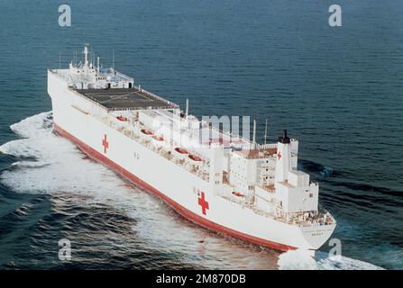 Una vista del quarto porto della nave ospedaliera USNS MERCY (T-AH-19) in corso di prove in mare. Nazione: Golfo del Messico Foto Stock