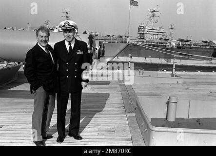 L'ammiraglio Frank B. Kelso II, comandante in capo, Stati Uniti Atlantic Fleet, parla con l'Assistente Segretario della Marina (Ricerca, Ingegneria e sistemi) Melvyn R. Paisley a bordo della nave da guerra USS IOWA (BB-61). Base: Naval Air Station, Norfolk Stato: Virginia (VA) Paese: Stati Uniti d'America (USA) Foto Stock