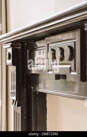 una vecchia stufa con due manopole sul suo lato e la porta aperta al forno è in bisogno di riparazione Foto Stock