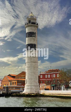 Isola di Murano in laguna e faro veneziano Foto Stock