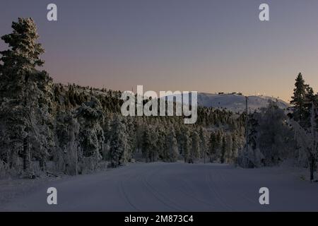 Pendii in una fredda giornata invernale a Levi, Finlandia Foto Stock