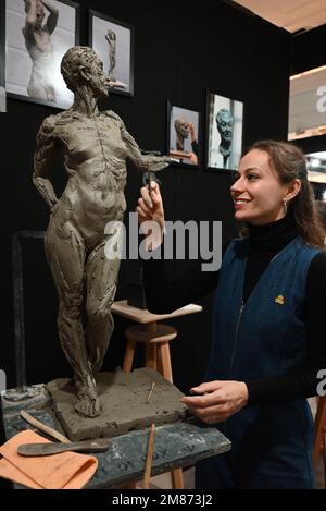 Alla fiera di quest’anno sono in vendita numerose opere d’arte e d’antiquariato uniche e raffinate. Il futuro dell'artigianato britannico è in mostra presso lo stand QEST (Queen Elizabeth Scholarship Trust), l'ente benefico sostenuto dagli organizzatori della fiera The Antiques Dealers Fair Limited. Lo studioso QEST Poppy Field, la cui scultura della regina Elisabetta II e del principe Filippo è prevista per essere eretta quest'anno nella Royal Albert Hall, sarà scolpita con argilla, insieme a Gordon Robertson che mostra le sue creazioni in peltro e metallo (Altri due studiosi del QEST sono presenti al fine settimana . Foto Stock