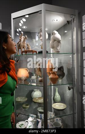 Alla fiera di quest’anno sono in vendita numerose opere d’arte e d’antiquariato uniche e raffinate. Il futuro dell'artigianato britannico è in mostra presso lo stand QEST (Queen Elizabeth Scholarship Trust), l'ente benefico sostenuto dagli organizzatori della fiera The Antiques Dealers Fair Limited. Lo studioso QEST Poppy Field, la cui scultura della regina Elisabetta II e del principe Filippo è prevista per essere eretta quest'anno nella Royal Albert Hall, sarà scolpita con argilla, insieme a Gordon Robertson che mostra le sue creazioni in peltro e metallo (Altri due studiosi del QEST sono presenti al fine settimana . Foto Stock