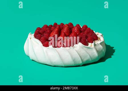 La torta Pavlova è un tradizionale dessert australiano. Deliziosa torta estiva, crosta di meringa, ripiena di panna montata e ricoperta di lamponi freschi A. Foto Stock