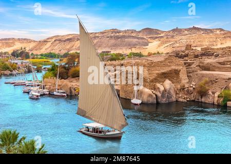 Paesaggio del Nilo con famose barche a vela, Assuan, Egitto Foto Stock
