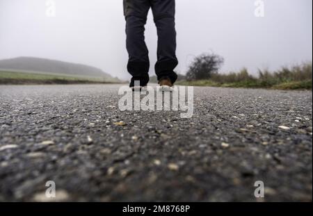 Particolare di una passeggiata attraverso i boschi in una fredda giornata invernale Foto Stock