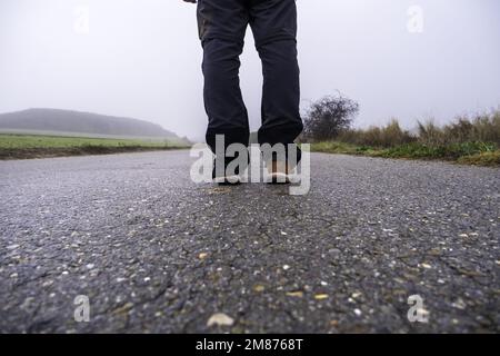 Particolare di una passeggiata attraverso i boschi in una fredda giornata invernale Foto Stock