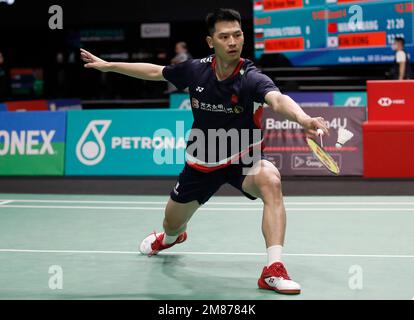 Kuala Lumpur, Malesia. 12th Jan, 2023. Zhao Jun Peng of China gioca contro Loh Kean Yew di Singapore durante la partita maschile di secondo turno del Petronas Malaysia Open 2023 all'Axiata Arena. Loh Kean Yew di Singapore ha vinto con punteggi; 21/21/ : 15/8 Credit: SOPA Images Limited/Alamy Live News Foto Stock