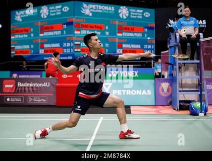 Kuala Lumpur, Malesia. 12th Jan, 2023. Zhao Jun Peng of China gioca contro Loh Kean Yew di Singapore durante la partita maschile di secondo turno del Petronas Malaysia Open 2023 all'Axiata Arena. Loh Kean Yew di Singapore ha vinto con punteggi; 21/21/ : 15/8 Credit: SOPA Images Limited/Alamy Live News Foto Stock