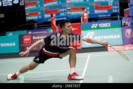 Kuala Lumpur, Malesia. 12th Jan, 2023. Zhao Jun Peng of China gioca contro Loh Kean Yew di Singapore durante la partita maschile di secondo turno del Petronas Malaysia Open 2023 all'Axiata Arena. Loh Kean Yew di Singapore ha vinto con punteggi; 21/21/ : 15/8 Credit: SOPA Images Limited/Alamy Live News Foto Stock