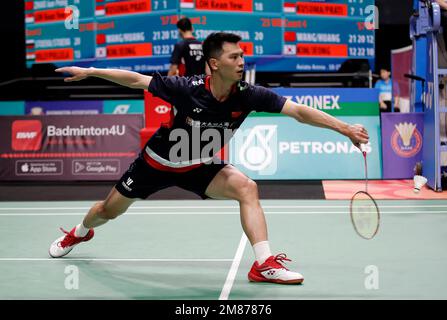 Kuala Lumpur, Malesia. 12th Jan, 2023. Zhao Jun Peng of China gioca contro Loh Kean Yew di Singapore durante la partita maschile di secondo turno del Petronas Malaysia Open 2023 all'Axiata Arena. Loh Kean Yew di Singapore ha vinto con punteggi; 21/21/ : 15/8 Credit: SOPA Images Limited/Alamy Live News Foto Stock