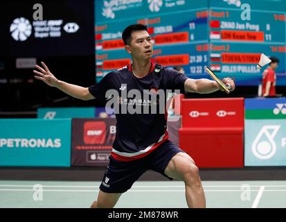 Kuala Lumpur, Malesia. 12th Jan, 2023. Zhao Jun Peng of China gioca contro Loh Kean Yew di Singapore durante la partita maschile di secondo turno del Petronas Malaysia Open 2023 all'Axiata Arena. Loh Kean Yew di Singapore ha vinto con punteggi; 21/21/ : 15/8 (Foto di Wong Fok Loy/SOPA Images/Sipa USA) Credit: Sipa USA/Alamy Live News Foto Stock