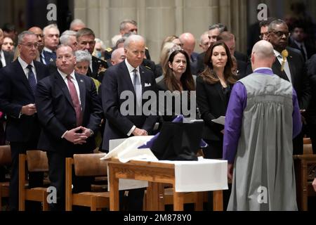 Washington, Stato di Vereinigte. 12th Jan, 2023. Il Presidente degli Stati Uniti Joe Biden ascolta durante un servizio commemorativo per l'ex Segretario della Difesa statunitense Ash carter nella Washington National Cathedral di Washington, DC giovedì 12 gennaio 2023. Credito: Chris Kleponis/Pool tramite CNP/dpa/Alamy Live News Foto Stock