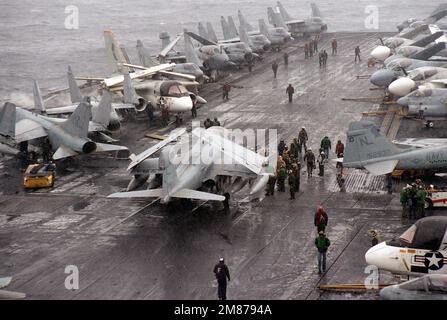 Gli equipanti del ponte di volo sono in piedi da un aereo EA-6B Prowler parcheggiato sul ponte di volo della portaerei nucleare USS CARL VINSON (CVN-70). Paese: Oceano Pacifico settentrionale Foto Stock