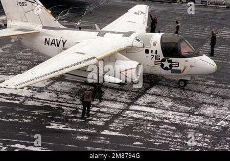 Equipaggi di coperta di volo de-Ice a Fleet Logistic Support Squadron 50 (VRC-50) US-3A Viking Aircraft durante le operazioni di volo a bordo della portaerei nucleare USS CARL VINSON (CVN-70). Paese: Oceano Pacifico settentrionale Foto Stock