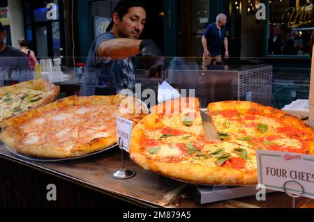 Un fornitore di cibo maschile che prepara pizze in vendita durante il San Gennaro Festival in Little Italy.Manhattan.New York City.USA Foto Stock