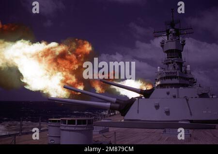I cannoni da 7 16 pollici Mark 2 50 e 3 sono sparati a dritta durante un esercizio di tiro a batteria principale a bordo della nave da guerra USS IOWA (BB-61). Paese: Mar dei Caraibi Foto Stock