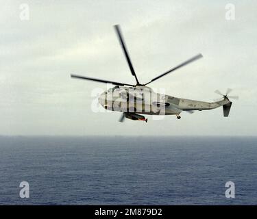 Una vista aria-aria lato sinistro di un elicottero anti-sottomarino Squadron 2 (HS-2) SH-3H Sea King elicottero che conduce una pattuglia di guerra anti-sottomarino di routine. Paese: Sconosciuto Foto Stock