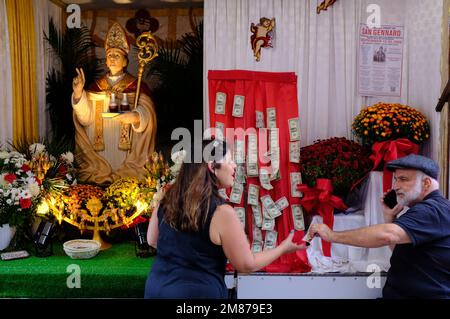 Un visitatore che dona denaro al santuario di San Gennaro che si è costituito su Mulberry Street in Little Italy durante San Gennaro Festival.Manhattan.New York City.USA Foto Stock