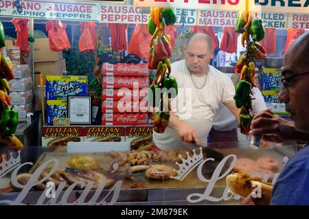 Un fornitore di cibo che grigliano salsicce italiane in Little Italy durante il San Gennaro Festival.Manhattan.New York City.USA Foto Stock