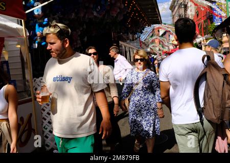 Un visitatore maschio che tiene una tazza di birra durante la visita al San Gennaro Festival in Little Italy.Manhattan.New York City.USA Foto Stock