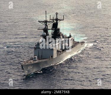 Una vista aerea di prua del cacciatorpediniere missilistico guidato USS Callaghan (DDG-994) in corso. Paese: Oceano Atlantico (AOC) Foto Stock