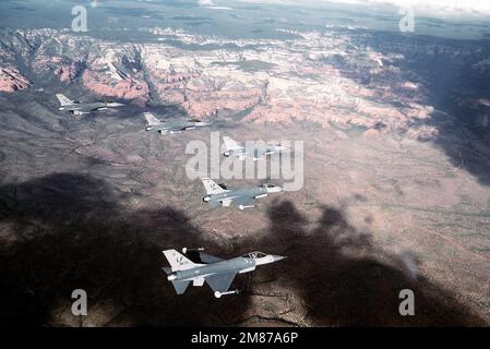 Una vista aria-aria lato destro di un volo di cinque F-16 'Fighting Falcons' che volano in una formazione a cuneo vicino al Grand Canyon, Arizona. Gli aerei sono tutti del 58th Tactical Training Wing, (TTW), (top to bottom) 314th Tactical Fighter Training Squadron (TFTS), 312th, TFTS, ammiraglia del 58th TTW, 310th TFTS e 311th TFTS. Data esatta dell'acquisizione sconosciuta. Base: Luke Air Force base Stato: Arizona (AZ) Paese: Stati Uniti d'America (USA) Foto Stock