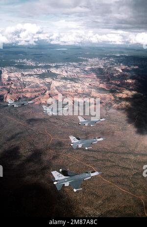 Una vista aria-aria lato destro di un volo di cinque F-16 'Fighting Falcons' che volano in una formazione a cuneo vicino al Grand Canyon, Arizona. Gli aerei sono tutti del 58th Tactical Training Wing, (TTW), (top to bottom) 314th Tactical Fighter Training Squadron (TFTS), 312th, TFTS, ammiraglia del 58th TTW, 310th TFTS e 311th TFTS. Data esatta dell'acquisizione sconosciuta. Base: Luke Air Force base Stato: Arizona (AZ) Paese: Stati Uniti d'America (USA) Foto Stock