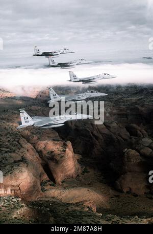 Una vista aria-aria lato destro di un volo di cinque F-15 'aquile' che volano in una formazione a cuneo sul Grand Canyon, Arizona. Gli aerei sono tutti del 405th Tactical Training Wing, (TTW), (top to bottom) 461st Tactical Fighter Training Squadron (TFTS), 426th TFTS, ammiraglia del 405th TTW, 550th TFTS e 555th TFTS. Data esatta dell'acquisizione sconosciuta. Base: Luke Air Force base Stato: Arizona (AZ) Paese: Stati Uniti d'America (USA) Foto Stock