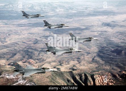 Una vista aria-aria lato destro di un volo di cinque F-16 'Fighting Falcons' che volano in una formazione a cuneo vicino al Grand Canyon, Arizona. Gli aerei sono tutti del 58th Tactical Training Wing, (TTW), (top to bottom) 314th Tactical Fighter Training Squadron (TFTS), 312th, TFTS, ammiraglia del 58th TTW, 310th TFTS e 311th TFTS. Data esatta dell'acquisizione sconosciuta. Base: Luke Air Force base Stato: Arizona (AZ) Paese: Stati Uniti d'America (USA) Foto Stock