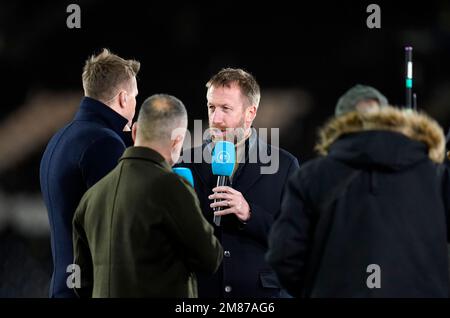 Graham Potter (centro), manager del Chelsea, viene intervistato prima della partita della Premier League al Craven Cottage, Londra. Data immagine: Giovedì 12 gennaio 2023. Foto Stock