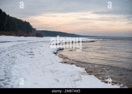 Vista sul Mar Baltico in inverno a Saulkrasti in Lettonia Foto Stock
