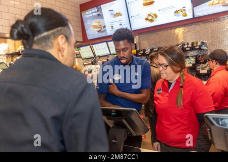 Livonia, Michigan - lavoratori a Chick-fil-A, il giorno della grande apertura del ristorante. I lavoratori in camicie rosse sono il nuovo personale del negozio, mentre quelli Foto Stock