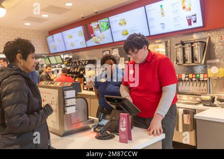 Livonia, Michigan - lavoratori a Chick-fil-A, il giorno della grande apertura del ristorante. I lavoratori in camicie rosse sono il nuovo personale del negozio, mentre quelli Foto Stock