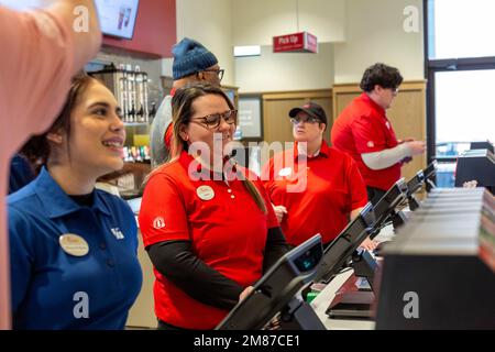 Livonia, Michigan - lavoratori a Chick-fil-A, il giorno della grande apertura del ristorante. I lavoratori in camicie rosse sono il nuovo personale del negozio, mentre quelli Foto Stock