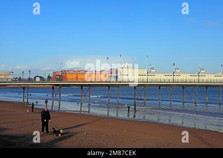 Coppia completamente vestita remando nel mare d'inverno al molo Paignton e la spiaggia, preso il 2023 gennaio. Inverno Foto Stock