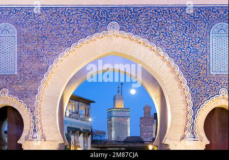 Bab Bou Jeloud gate (la porta blu) situato a Fez, Marocco al tramonto Foto Stock
