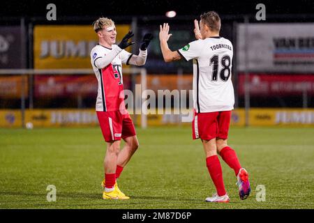 VEGHEL, PAESI BASSI - GENNAIO 12: Taylor Booth del FC Utrecht, Jens Toornstra del FC Utrecht festeggia dopo aver segnato il secondo gol della sua squadra durante la partita olandese Toto KNVB Cup Round 2 tra Blauw Geel '38 e FC Utrecht al Prins Willem Alexander Sportpark il 12 Gennaio 2023 a Veghel, Olanda (Foto di Joris Verwijst/Orange Pictures) Foto Stock