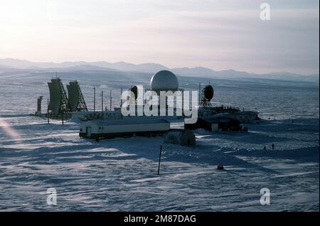 Una vista aerea della stazione radar, una delle 30 stazioni sotto gli Stati Uniti Controllo delle forze aeree sulla linea di allerta precoce (RUGIADA) che corre circa 3.600 miglia, dall'Alaska, attraverso il Canada settentrionale alla Groenlandia. Base: Point Lay Stato: Alaska (AK) Paese: Stati Uniti d'America (USA) Foto Stock