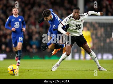 Kai Havertz di Chelsea (a sinistra) e Tosin Adarabioyo di Fulham combattono per la palla durante la partita della Premier League al Craven Cottage, Londra. Data immagine: Giovedì 12 gennaio 2023. Foto Stock