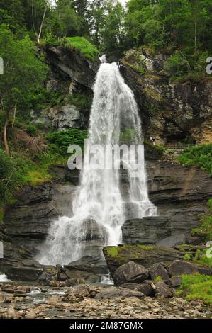 Uno scatto verticale di Steinsdalsfossen, una cascata nel villaggio di Steine, Kvam, Vestland, Norvegia. Foto Stock