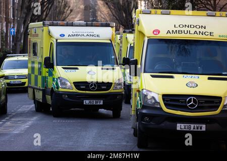 Londra, Regno Unito. 11th Jan, 2023. Un'ambulanza lascia la stazione di ambulanza di Waterloo a Londra. Unison e membri GMB del LAS cammineranno fuori per 12 ore dalle 11am:00 del mercoledì in una disputa sulla paga. Credit: SOPA Images Limited/Alamy Live News Foto Stock