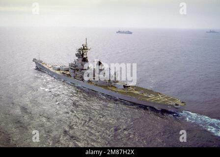 Una vista elevata del quarto porto della nave da guerra USS NEW JERSEY (BB-62) in corso. Paese: Oceano Pacifico (POC) Foto Stock